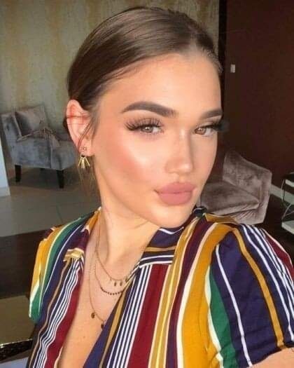 24 Maquillaje natural difuminado de sombra en tono nude con delineado invisible y labial en tono rosado opaco muy tenue