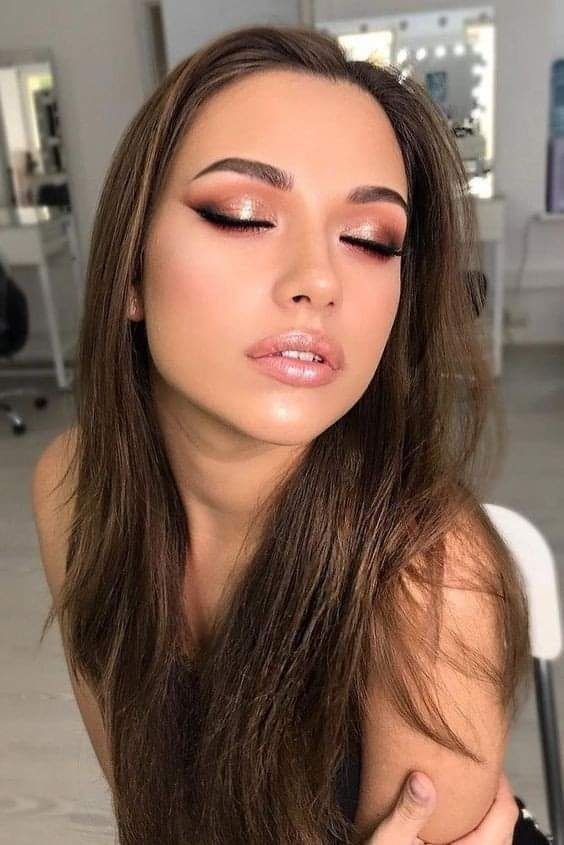 25 Maquillaje natural smokey eye con difuminado de sombra en tono bronce y marron con delineado cat eye y labial brillante en rosado claro