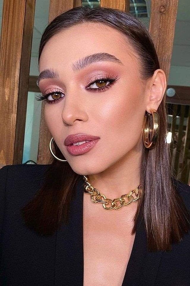 28 Maquillaje natural smokey eye con sombra en tono bronce claro con delineado de contorno completo y labial en rosado claro