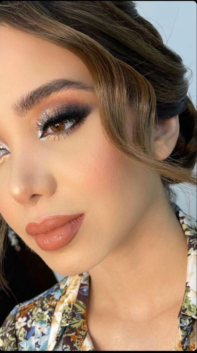 3 Maquillaje Natural smokey eye con difuminado en tono blanco y azul oscuro con delineado de contorno completo difuminado labial en tono cafe