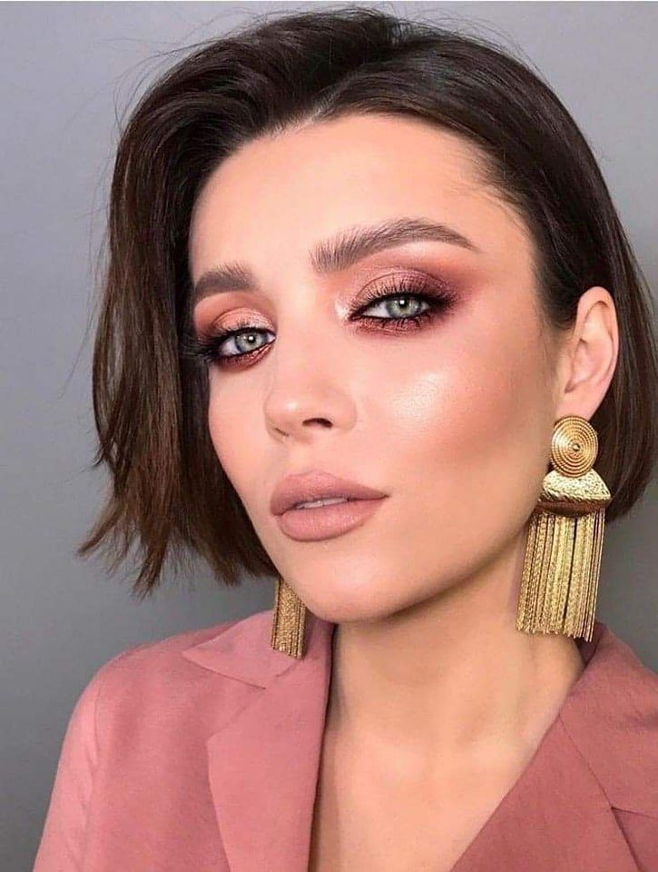 30 Maquillaje natural smokey eye con sombra en tono bronce con punto de sombra en tono blanco en zona lagrimal delineado de contorno completo con labial en tono nude