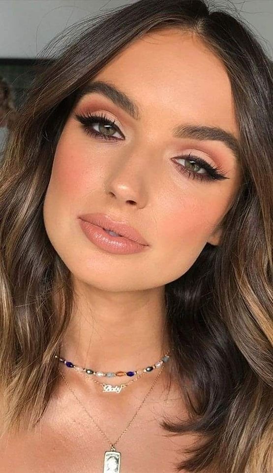32 Maquillaje natural difuminado de sombras en tonos nude con delineado cat eye y labial en tono nude