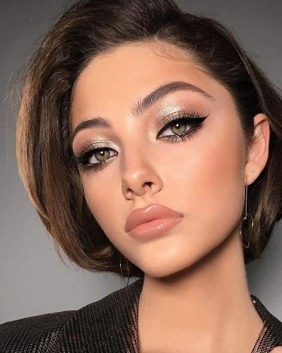 33 Maquillaje natural smokey eye en tono cafe claro con punto difuminado en plateado en zona lagrimal con delineado cat eye y labial en tono nude