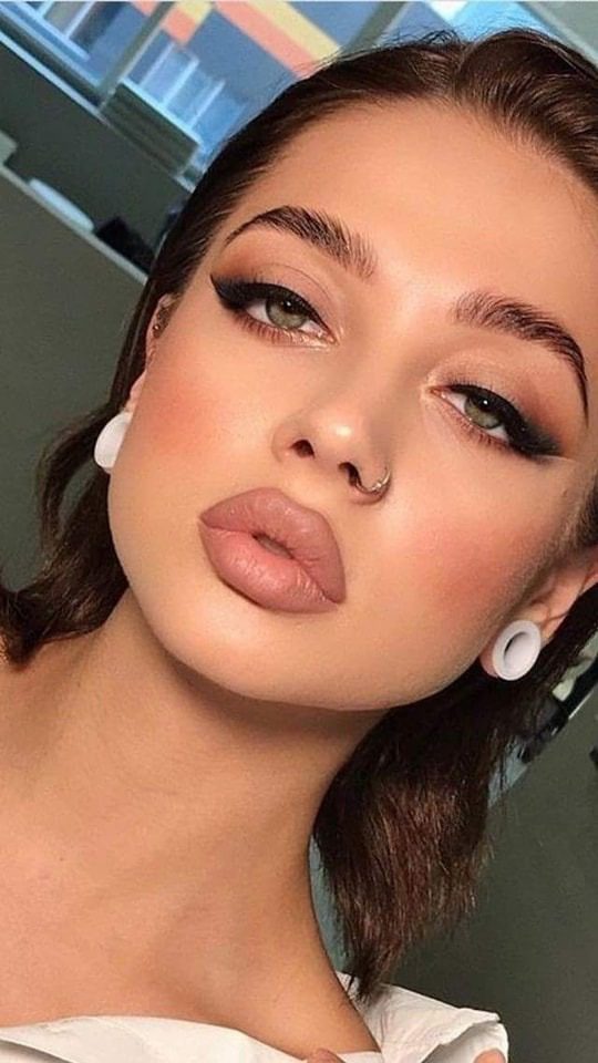 35 Maquillaje natural difuminado de sombra en ton nude con toque en marron en borde externo de parpado delineado cat eye y labial en tono nude