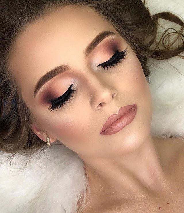 40 Maquillaje Natural smokey eye con difuminado de sombras en tono melon y cafe oscuro con delineado clasico y labial en tono nude