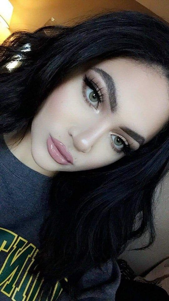 43 Maquillaje natural difuminado de sombra en tono nude muy tenue con punto de sombra en blanco metalizado en zona lagrimal delineado invisible y labial en rosado claro muy tenue