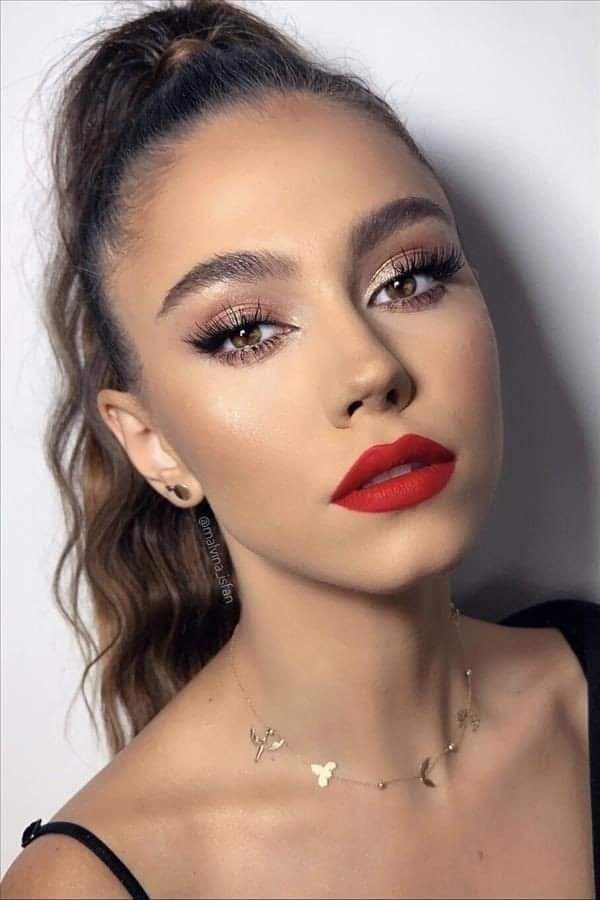 43 Maquillaje natural smokey eye con sombra en tono bronce claro difuminada delineado invisible y labial rojo