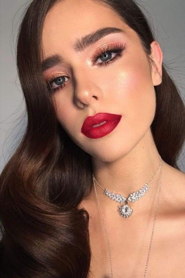 46 Maquillaje natural smokey eye con difumiando de sombras en tono dorado y bronce con labial en rojo