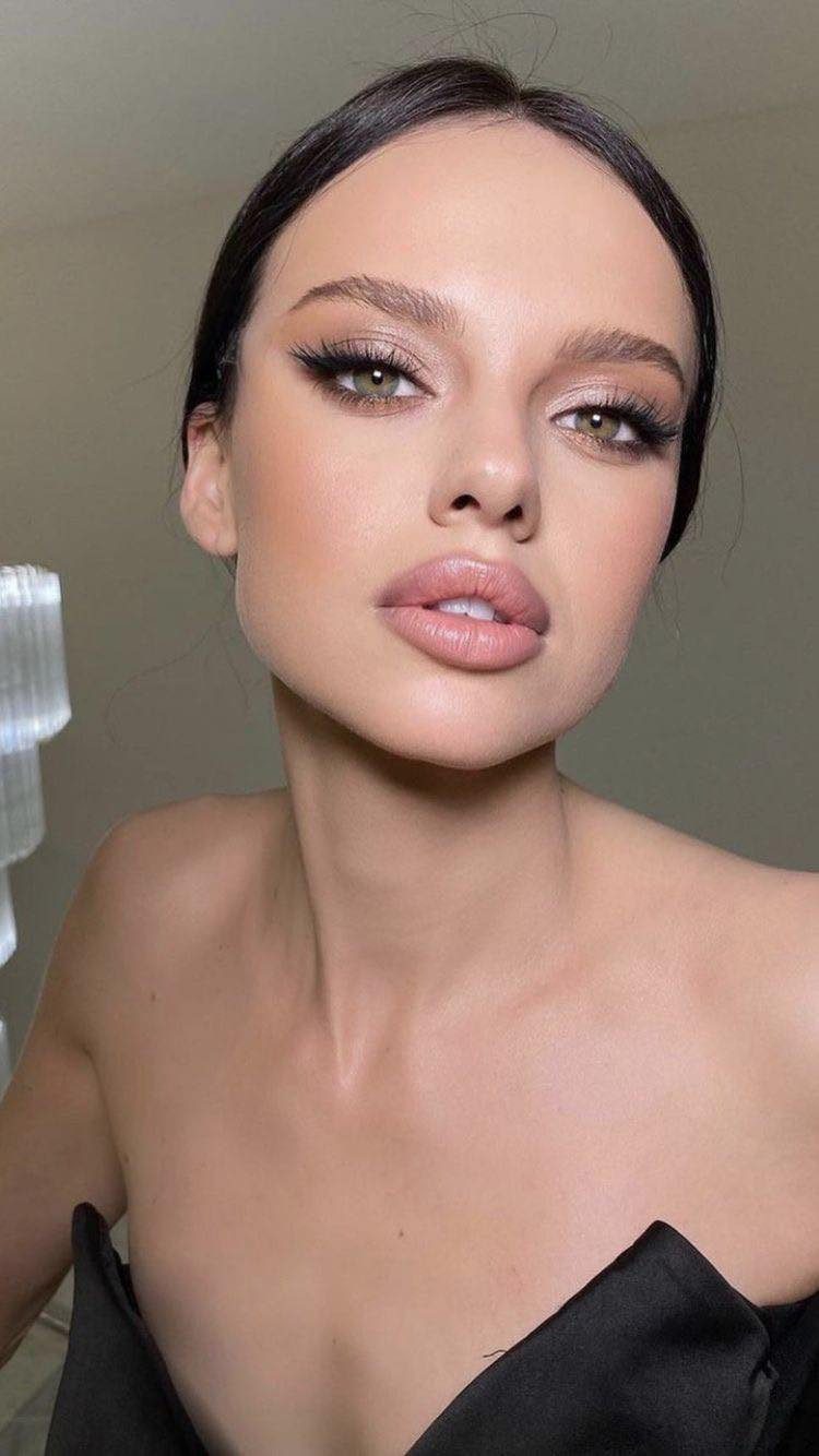 8 Maquillaje Natural difuminado tenue de sombra en tono nude con delineado cat eye y labial en rosado brillante