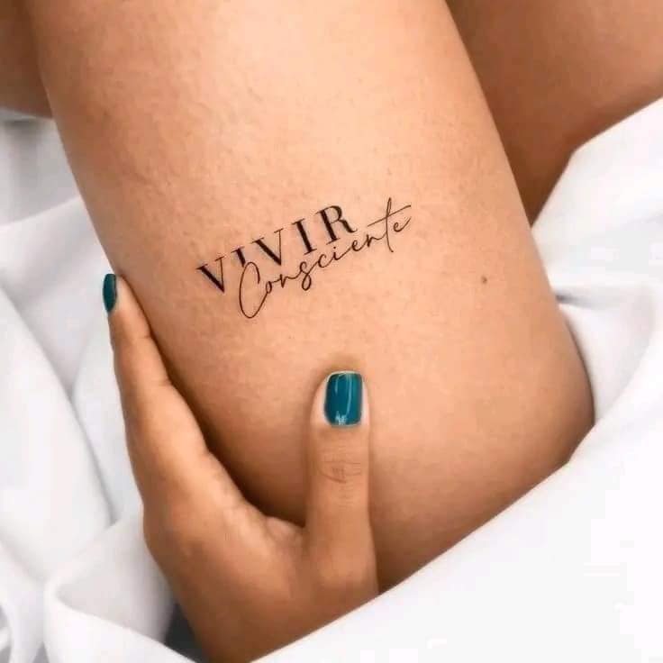 30 Ideas de Frases para Tatuajes Vivir Consciente en brazo con manuscrita