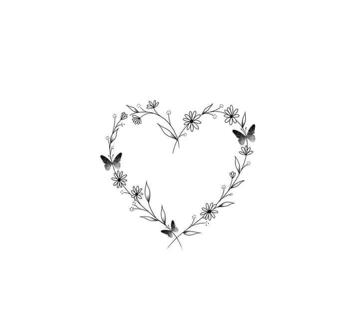 18 Fine Line Tattoos coração feito de borboletas, flores e folhas