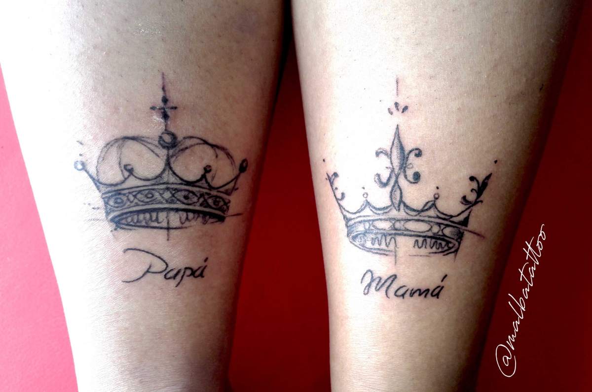 20 Tatuaggi dedicati a mamma e papà Mamma Papà Corone con scritta in corsivo vitello