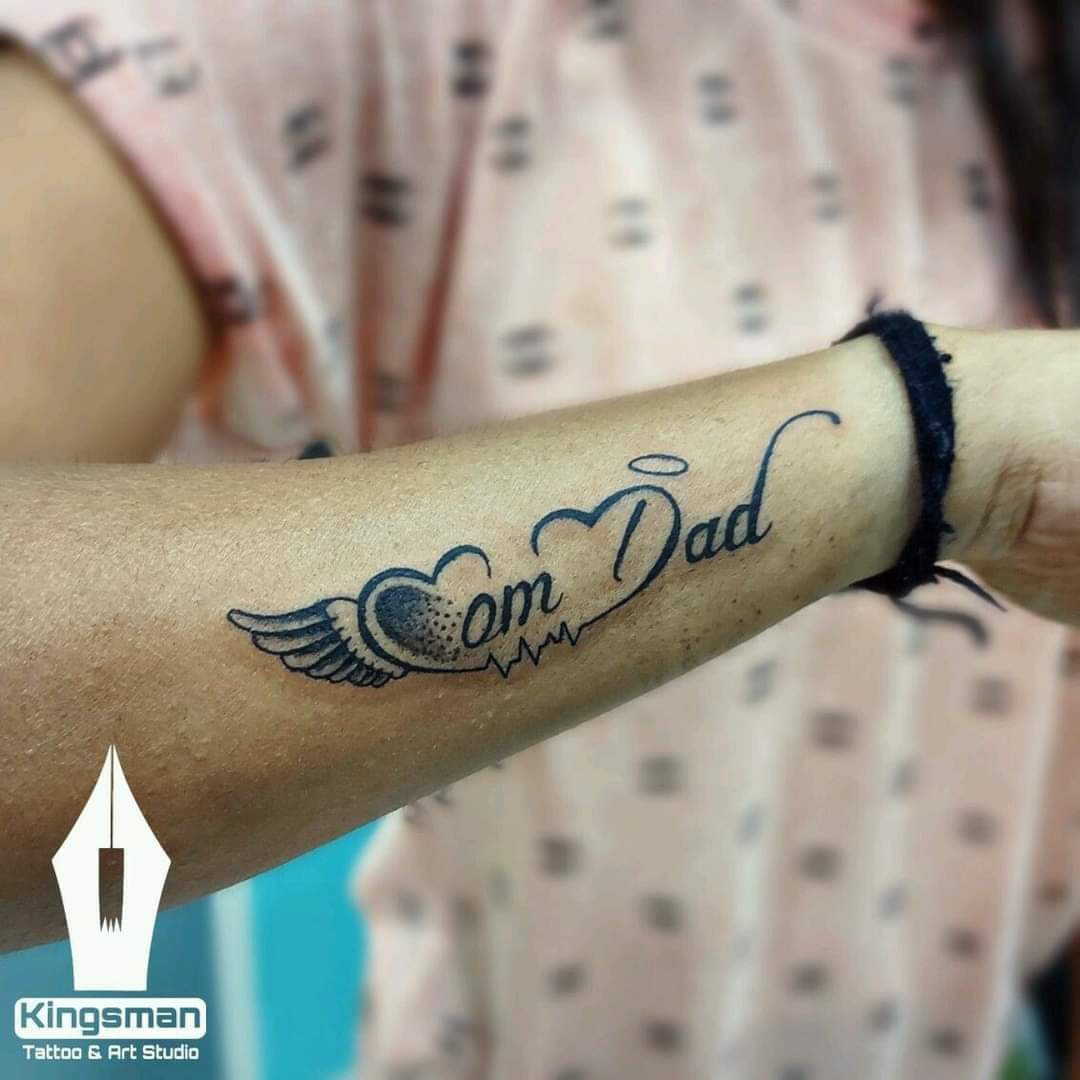 43 Tatuaggi dedicati a mamma e papà Mamma Papà su avambraccio con corona ed elettro