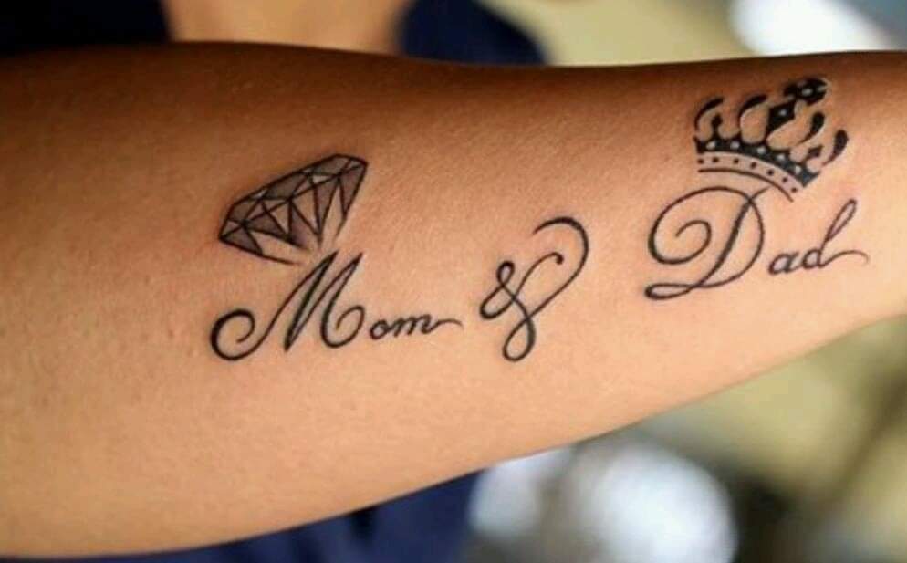 46 tatuagens dedicadas a mamãe e papai mamãe papai no antebraço com diamantes e letra cursiva