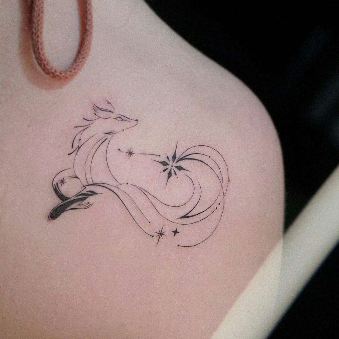 129 Aesthetic Fine Black Line Tattoos Contour de renard avec des étoiles sur la clavicule