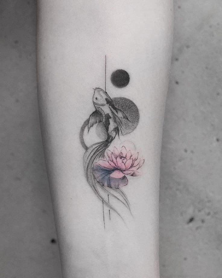 27 Nature Tattoos Peixe Koi no braço em preto com pequenas estrelas redondas de flor de lótus rosa em preto