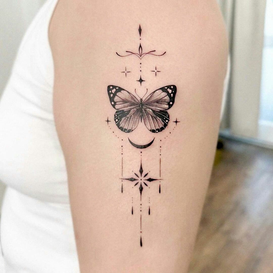 281 Tatuaggi estetici neri con linee sottili Farfalla con stelle e ornamenti a mezzaluna sul braccio