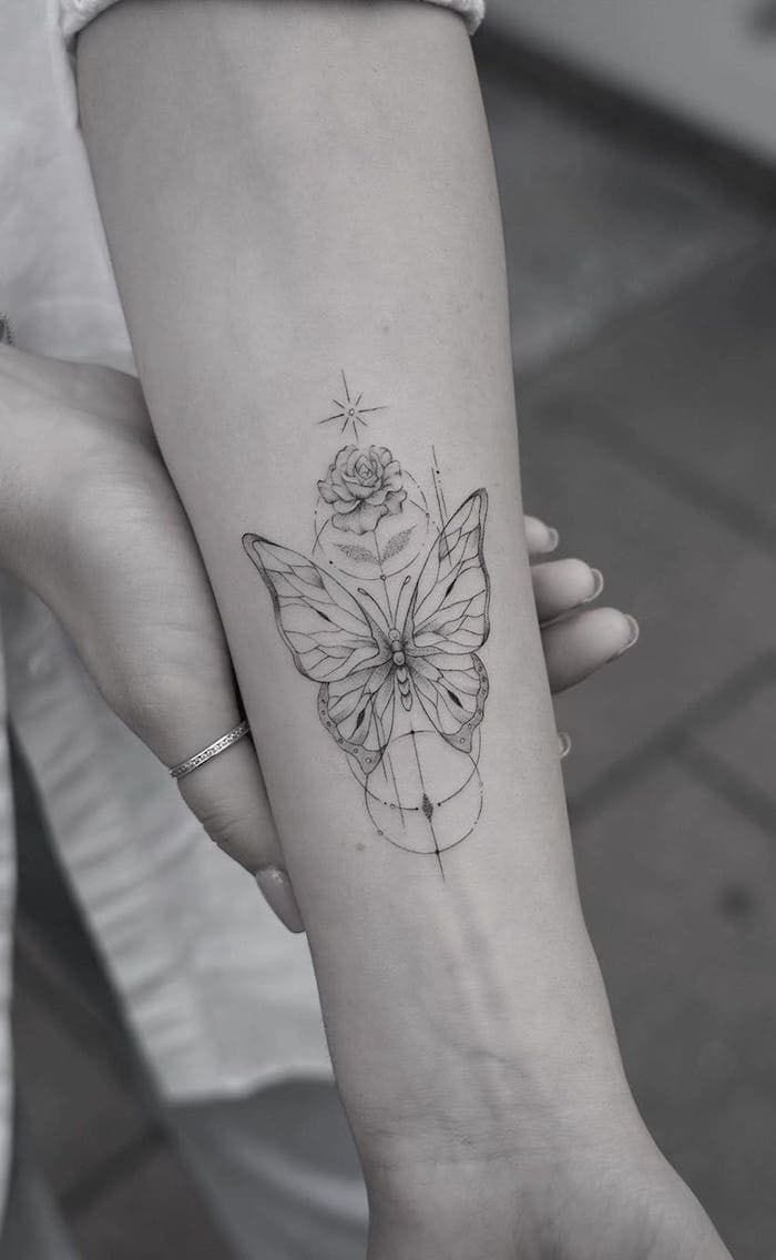 35 Bras de papillon de tatouages nature avec de fines lignes géométriques et une petite fleur