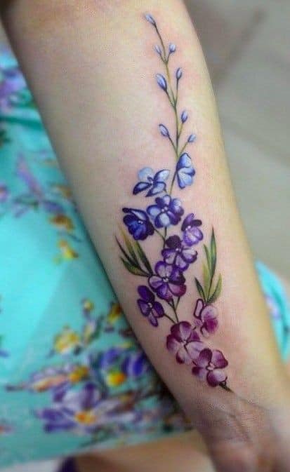 37 Nature Tattoos Arm Bouquet de flores azul claro violeta e verde lavanda