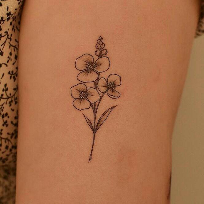 63 lindas tatuagens de três florzinhas no braço