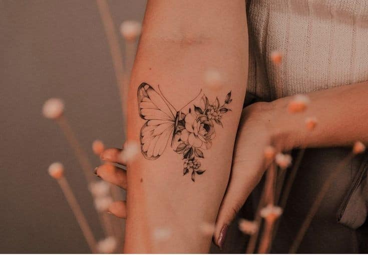77 Tatuaggi sul braccio della natura Tipica metamorfosi di farfalla e fiori in nero