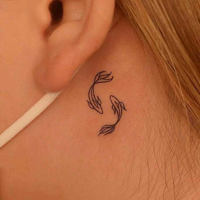 95 Tatuajes Bonitos pequeñisimos detalles elegantes y discretos detras de la oreja peces koi en forma de yin yang