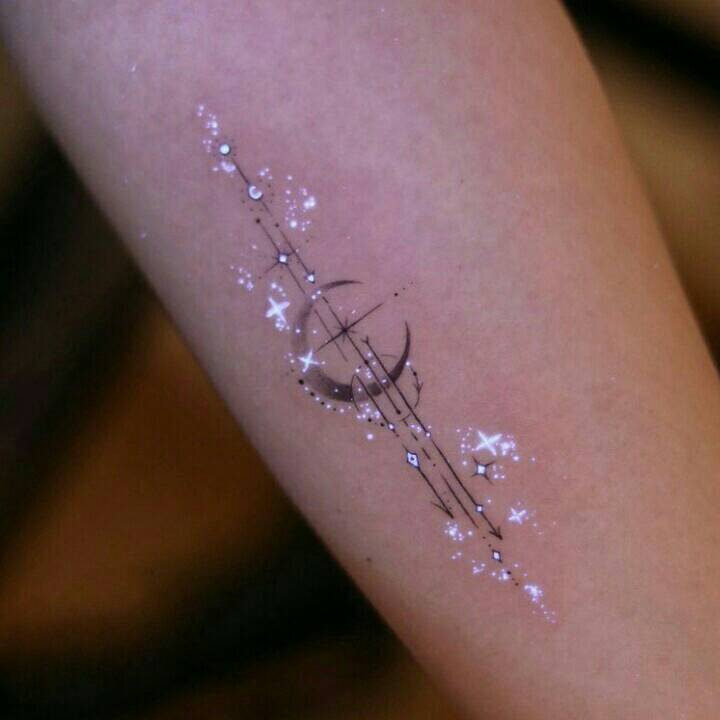 22 tatouages avec des flèches de lune d'étoiles blanches et noires fluorescentes