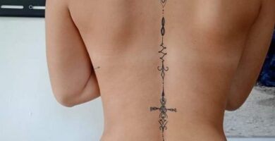225 Tatuagens nas costas lindo desenho prolongado na parte inferior das costas com penas e flor de lótus