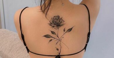 249 Tatuajes en la Espalda para mujeres Delicados Rosa en Tinta negra sombreada ejecucion perfecta