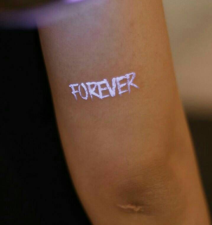 53 tatuagens com inscrição branca na parte de trás do braço para sempre