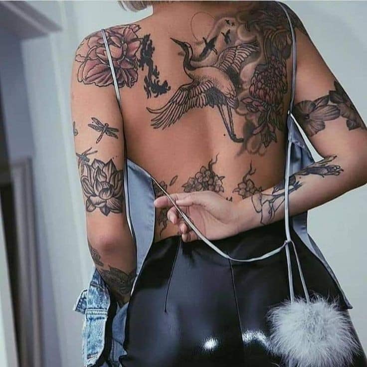 107 tatouages sexy sur le dos pour femmes motif nature en noir avec oiseau prenant son envol et fleurs
