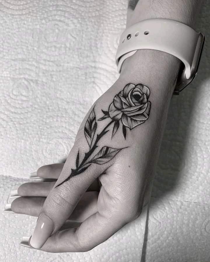 12 Non so cosa regalarti Bellissimi tatuaggi, bellissima rosa nera sul dorso della mano e sul dito