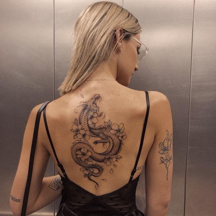 121 tatouages sexy sur le dos pour les femmes Dragon en noir avec des fleurs à haut dos
