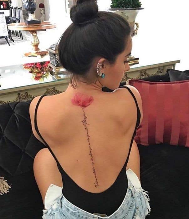 121 tatouages sexy sur le dos pour les femmes fleur de pavot rouge et inscription sur la colonne vertébrale