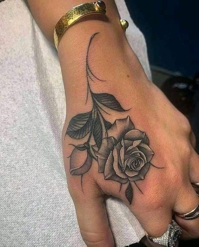 13 Não sei o que te dar Lindas tatuagens de rosas negras na lateral da mão