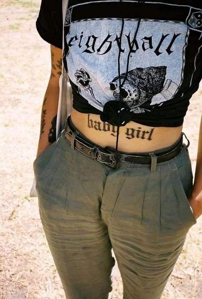 15 Não sei o que te dar Lindas tatuagens inscrição abaixo do umbigo na barriga bad girl bad girl