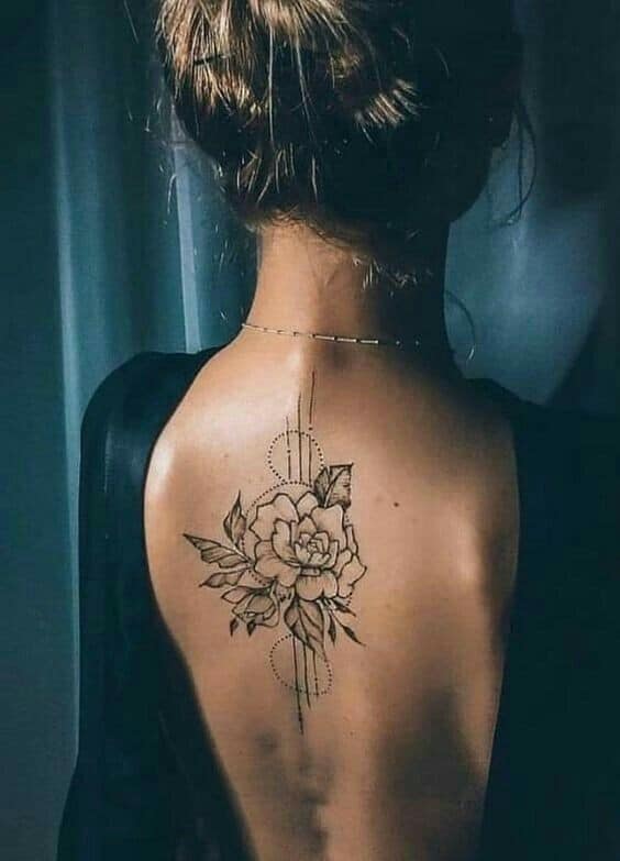 189 Tatouages sexy sur le dos pour les femmes Délicat contour de fleur noire avec des cercles de feuilles