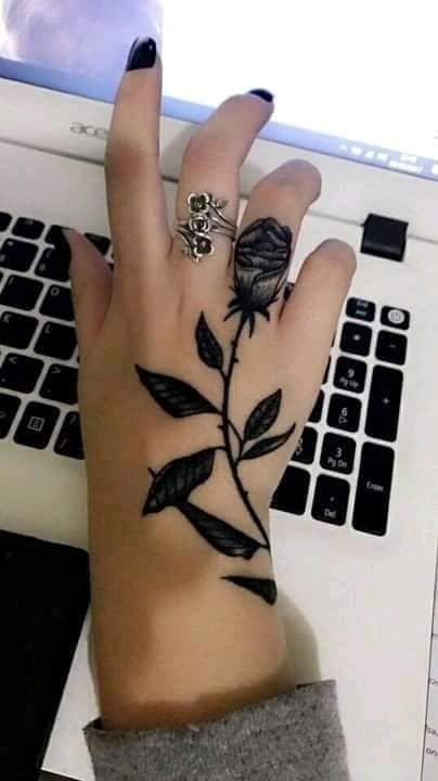 4 Ich weiß nicht, was ich dir geben soll. Schöne Tattoos. Schwarze Rose Tattoo auf der Hand bis zum Finger