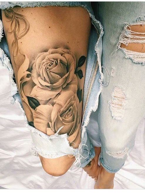 65 zarte Oberschenkel-Tattoos für Frauen, Rosen mit Blättern im realistischen Stil