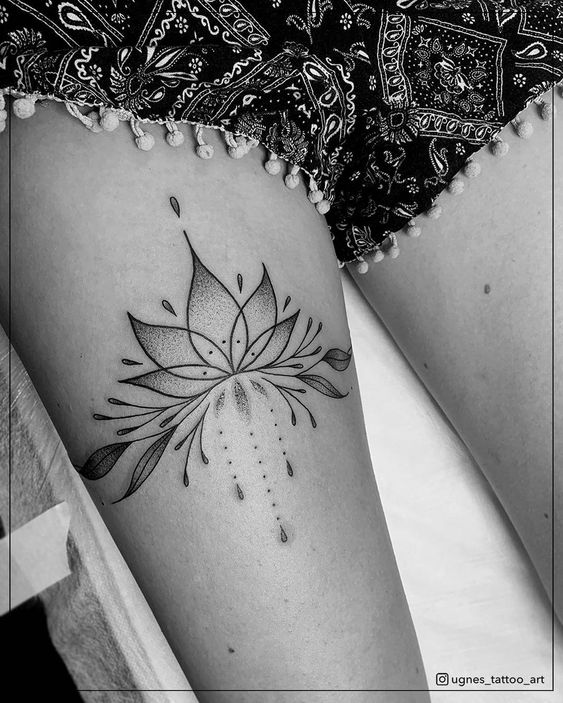 69 zarte Oberschenkel-Tattoos für Frauen. Lotusblume mit schwarzer, verblasster Füllung