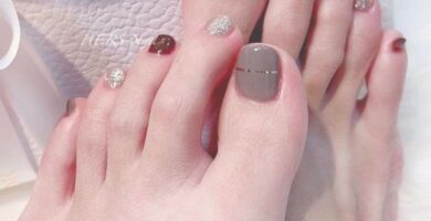 1 Simple nails decorated elegant feet combination of pastel colors and glitter paint