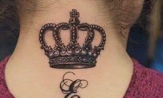 1 Tatuajes de Coronas en cuello con la letra E