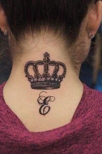 1 Tatuajes de Coronas en cuello con la letra E