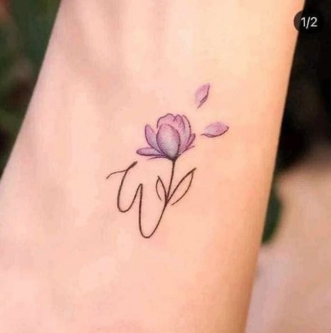 4 Tatuaje con pequeña Flor Violeta y inicial en letra cursiva muy delicado