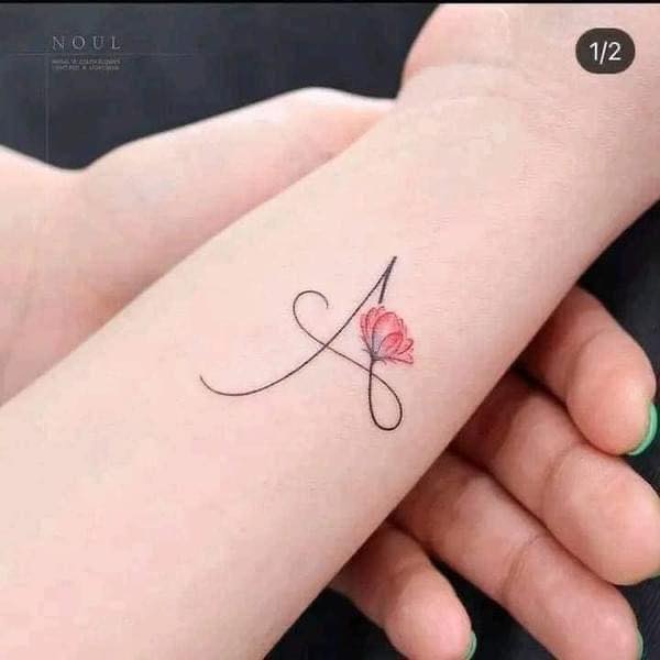 5 Tatuaje muy delicado en el antebrazo con la inicial A y florcita Roja