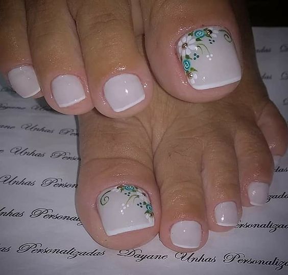 7 Simple nails decorated with elegant feet with painted flower decorations and white profiled edge