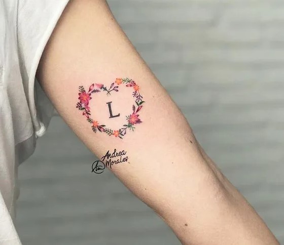 Tatuajes de Iniciales con Corazones Letra L en el brazo con florcitas de colores