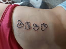 Tatuajes de Iniciales con Corazones cuatro amores cuatro iniciales