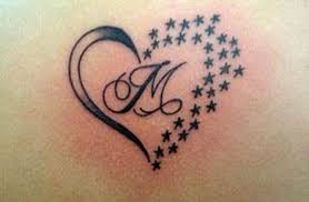 Tatuajes de Iniciales con Corazones diseño con estrellas con la letra M