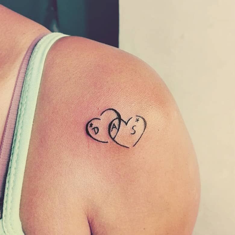 Tatuajes de Iniciales con Corazones en el hombro con las letras D y S y A en la interseccion represnetando un hijo